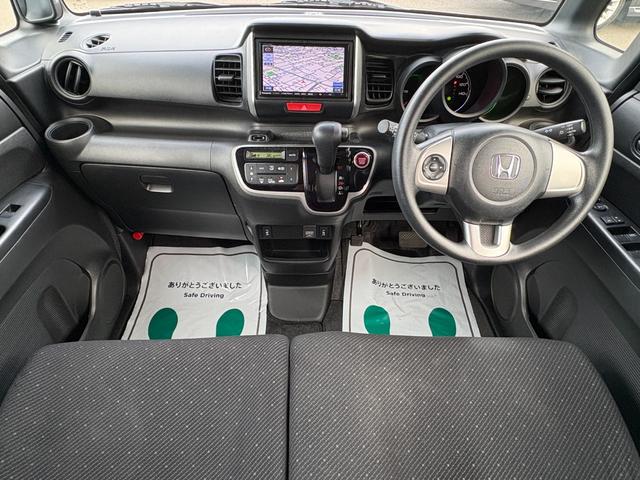 Ｎ－ＢＯＸ Ｇ　ＳＳパッケージ　衝突軽減　両側電動　シートヒーター　ナビ　フルセグ　Ｂカメラ　Ｉストップ　ＨＩＤ　１４インチＡＷ　スマキー　フルフラット　ＡＢＳ　オートライト　電格ミラー　ＣＤ　ＤＶＤ再生　運転席エアバッグ（3枚目）