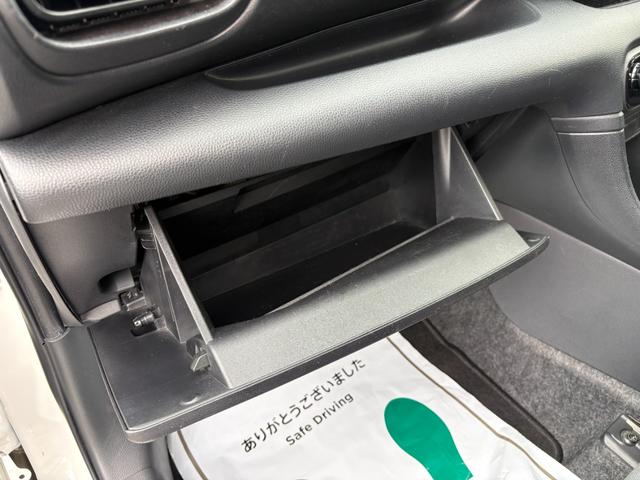 ヤリス ハイブリッドＸ　衝突軽減　レーンキープ　障害物センサー　アダプティブクルーズ　ナビ　Ｂカメラ　Ｂｌｕｅｔｏｏｔｈオーディオ　ＥＴＣ　Ｉストップ　禁煙車　ＡＢＳ　オートハイビーム　オートライト（41枚目）