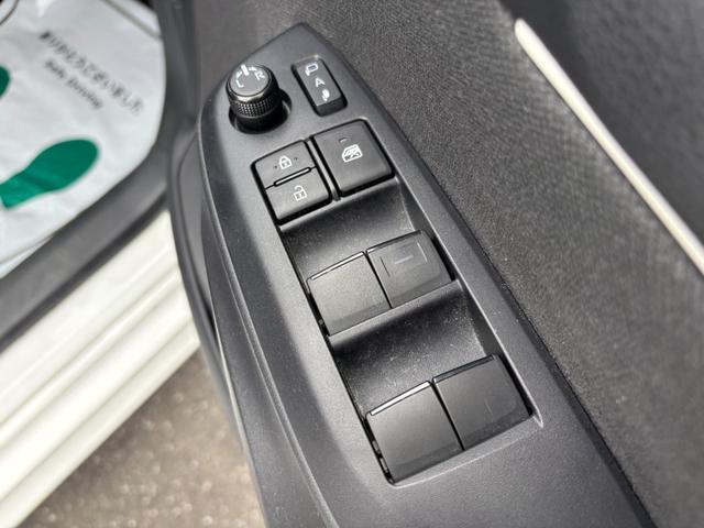 ヤリス ハイブリッドＸ　衝突軽減　レーンキープ　障害物センサー　アダプティブクルーズ　ナビ　Ｂカメラ　Ｂｌｕｅｔｏｏｔｈオーディオ　ＥＴＣ　Ｉストップ　禁煙車　ＡＢＳ　オートハイビーム　オートライト（46枚目）