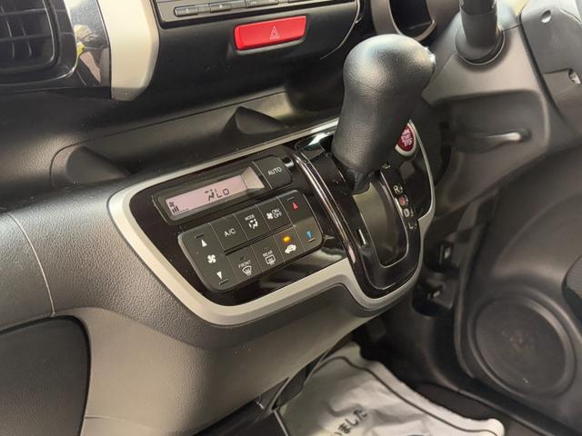 Ｎ－ＢＯＸカスタム Ｇ・Ｌパッケージ　片側電動　ナビ　ワンセグ　Ｂカメラ　Ｂｌｕｅｔｏｏｔｈオーディオ　Ｉストップ　ＨＩＤ　１４インチＡＷ　スマキー　フルフラット　ＡＢＳ　オートライト　電格ミラー　ベンチシート　ＣＤ（9枚目）