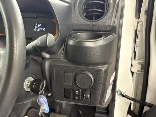ミライース Ｌ　Ｉストップ　キーレス　フルフラット　ＡＢＳ　ＣＤ　運転席エアバッグ　助手席エアバッグ　エアコン　パワーウィンドウ　パワーステアリング　横滑り防止（6枚目）