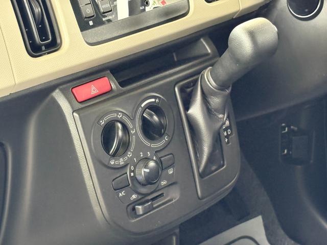 アルト Ｆ　キーレス　禁煙車　フルフラット　横滑り防止　ＡＢＳ　ＣＤ　運転席エアバッグ　助手席エアバッグ　エアコン　パワーウィンドウ　パワーステアリング（5枚目）