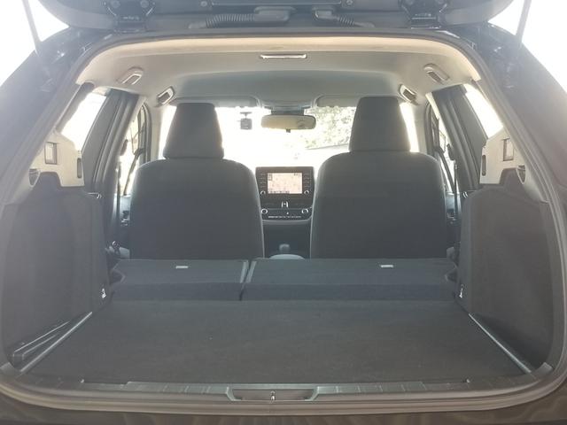 カローラツーリング ハイブリッド　Ｇ－Ｘ　４ＷＤ　衝突軽減　レーンキープ　アダプティブクルーズ　ナビ　Ｂカメラ　Ｂｌｕｅｔｏｏｔｈオーディオ　ＥＴＣ　ＬＥＤヘッドライト　スマキー　禁煙車　フルフラット　ＡＢＳ　オートハイビーム　オートライト（30枚目）
