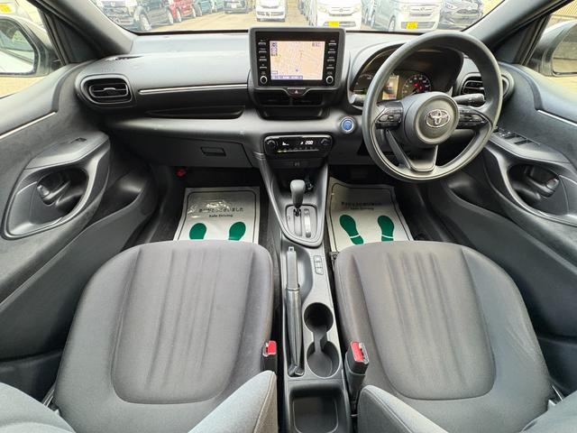 ヤリス ハイブリッドＸ　４ＷＤ　衝突軽減　レーンキープ　アダプティブクルーズ　ナビ　Ｂカメラ　Ｂｌｕｅｔｏｏｔｈオーディオ　ＥＴＣ　スマキー　禁煙車　フルフラット　ＡＢＳ　オートハイビーム　オートライト　電格ミラー（3枚目）