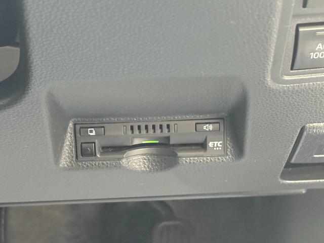 ヤリス ハイブリッドＸ　４ＷＤ　衝突軽減　レーンキープ　アダプティブクルーズ　ナビ　Ｂカメラ　Ｂｌｕｅｔｏｏｔｈオーディオ　ＥＴＣ　スマキー　禁煙車　フルフラット　ＡＢＳ　オートハイビーム　オートライト　電格ミラー（9枚目）
