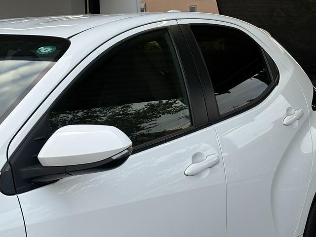 ヤリス ハイブリッドＸ　４ＷＤ　衝突軽減　レーンキープ　アダプティブクルーズ　ナビ　Ｂカメラ　Ｂｌｕｅｔｏｏｔｈオーディオ　ＥＴＣ　スマキー　禁煙車　フルフラット　ＡＢＳ　オートハイビーム　オートライト　電格ミラー（24枚目）