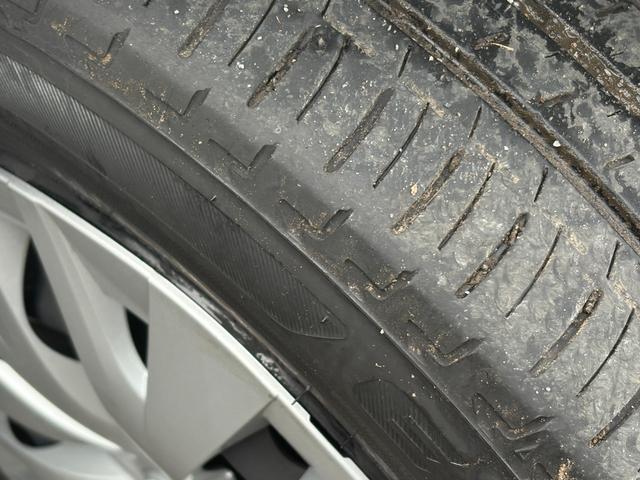 ヤリス ハイブリッドＸ　４ＷＤ　衝突軽減　レーンキープ　アダプティブクルーズ　ナビ　Ｂカメラ　Ｂｌｕｅｔｏｏｔｈオーディオ　ＥＴＣ　スマキー　禁煙車　フルフラット　ＡＢＳ　オートハイビーム　オートライト　電格ミラー（25枚目）