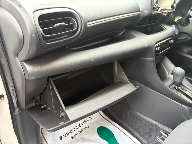 ヤリス ハイブリッドＸ　４ＷＤ　衝突軽減　レーンキープ　アダプティブクルーズ　ナビ　Ｂカメラ　Ｂｌｕｅｔｏｏｔｈオーディオ　ＥＴＣ　スマキー　禁煙車　フルフラット　ＡＢＳ　オートハイビーム　オートライト　電格ミラー（41枚目）
