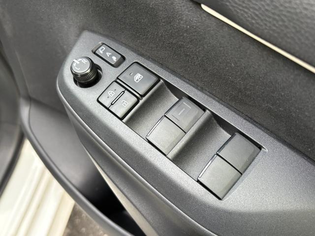 ヤリス ハイブリッドＸ　４ＷＤ　衝突軽減　レーンキープ　アダプティブクルーズ　ナビ　Ｂカメラ　Ｂｌｕｅｔｏｏｔｈオーディオ　ＥＴＣ　スマキー　禁煙車　フルフラット　ＡＢＳ　オートハイビーム　オートライト　電格ミラー（43枚目）