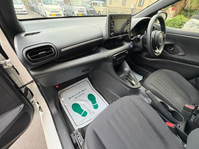 ヤリス ハイブリッドＸ　４ＷＤ　衝突軽減　レーンキープ　アダプティブクルーズ　ナビ　Ｂカメラ　Ｂｌｕｅｔｏｏｔｈオーディオ　ＥＴＣ　スマキー　禁煙車　フルフラット　ＡＢＳ　オートハイビーム　オートライト　電格ミラー（46枚目）