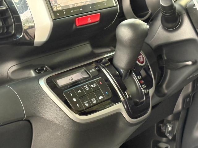 N-BOXカスタム G・ターボAパッケージ ターボ 衝突軽減 オートクルーズ 両側電動 シートヒーター ナビ フルセグ Bカメラ Bluetoothオーディオ Iストップ HID 15インチAW スマキー 禁煙車 フルフラット 横滑り防止(7枚目)