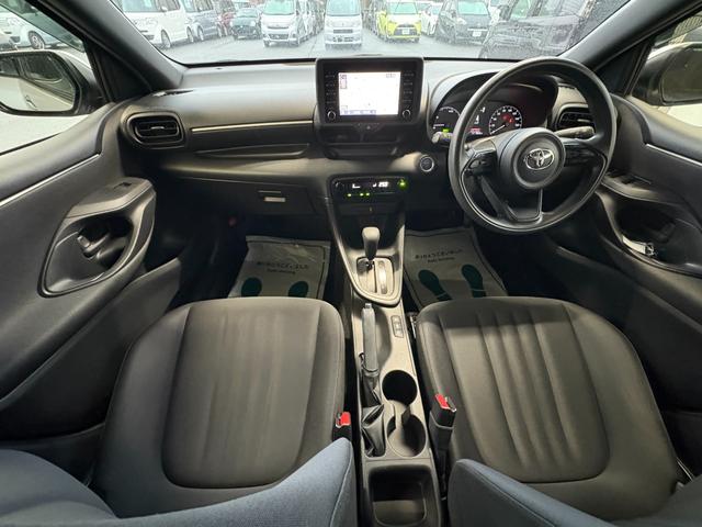 ヤリス ハイブリッドＸ　衝突軽減　レーンキープ　障害物センサー　アダプティブクルーズ　ナビ　Ｂカメラ　Ｂｌｕｅｔｏｏｔｈオーディオ　ＥＴＣ　スマキー　禁煙車　オートハイビーム　オートライト　電格ミラー　運転席エアバッグ（3枚目）