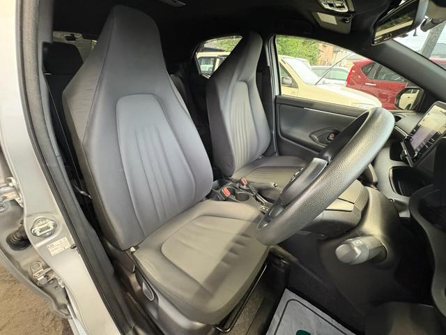 ヤリス ハイブリッドＸ　衝突軽減　レーンキープ　障害物センサー　アダプティブクルーズ　ナビ　Ｂカメラ　Ｂｌｕｅｔｏｏｔｈオーディオ　ＥＴＣ　スマキー　禁煙車　オートハイビーム　オートライト　電格ミラー　運転席エアバッグ（11枚目）