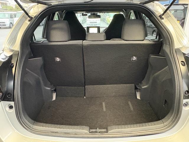 ヤリス ハイブリッドＸ　衝突軽減　レーンキープ　障害物センサー　アダプティブクルーズ　ナビ　Ｂカメラ　Ｂｌｕｅｔｏｏｔｈオーディオ　ＥＴＣ　スマキー　禁煙車　オートハイビーム　オートライト　電格ミラー　運転席エアバッグ（13枚目）