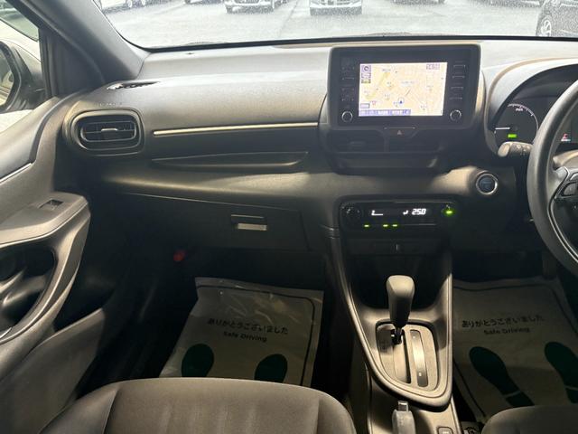 ヤリス ハイブリッドＸ　衝突軽減　レーンキープ　障害物センサー　アダプティブクルーズ　ナビ　Ｂカメラ　Ｂｌｕｅｔｏｏｔｈオーディオ　ＥＴＣ　スマキー　禁煙車　オートハイビーム　オートライト　電格ミラー　運転席エアバッグ（41枚目）