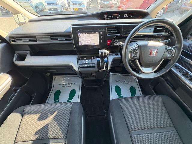 ステップワゴンスパーダ スパーダアドバンスパッケージα　オートクルーズ　片側電動　ナビ　フルセグ　Ｂカメラ　Ｂｌｕｅｔｏｏｔｈオーディオ　後席モニター　ＥＴＣ　Ｉストップ　１６インチＡＷ　スマキー　禁煙車　３列　フルフラット　横滑り防止　ＡＢＳ（3枚目）