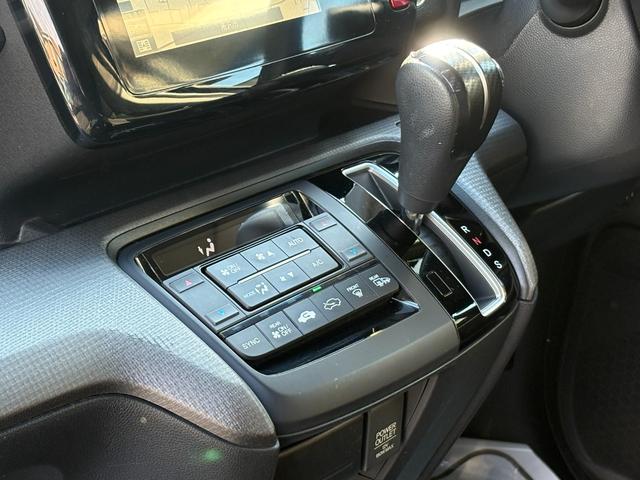 ステップワゴンスパーダ スパーダアドバンスパッケージα　オートクルーズ　片側電動　ナビ　フルセグ　Ｂカメラ　Ｂｌｕｅｔｏｏｔｈオーディオ　後席モニター　ＥＴＣ　Ｉストップ　１６インチＡＷ　スマキー　禁煙車　３列　フルフラット　横滑り防止　ＡＢＳ（8枚目）