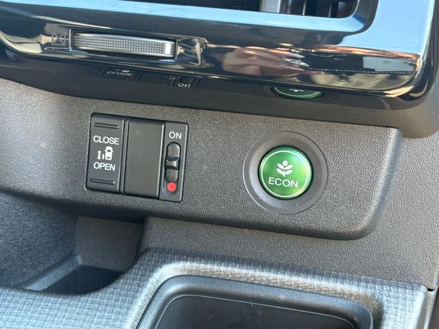 ステップワゴンスパーダ スパーダアドバンスパッケージα　オートクルーズ　片側電動　ナビ　フルセグ　Ｂカメラ　Ｂｌｕｅｔｏｏｔｈオーディオ　後席モニター　ＥＴＣ　Ｉストップ　１６インチＡＷ　スマキー　禁煙車　３列　フルフラット　横滑り防止　ＡＢＳ（12枚目）