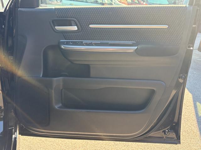 ステップワゴンスパーダ スパーダアドバンスパッケージα　オートクルーズ　片側電動　ナビ　フルセグ　Ｂカメラ　Ｂｌｕｅｔｏｏｔｈオーディオ　後席モニター　ＥＴＣ　Ｉストップ　１６インチＡＷ　スマキー　禁煙車　３列　フルフラット　横滑り防止　ＡＢＳ（16枚目）