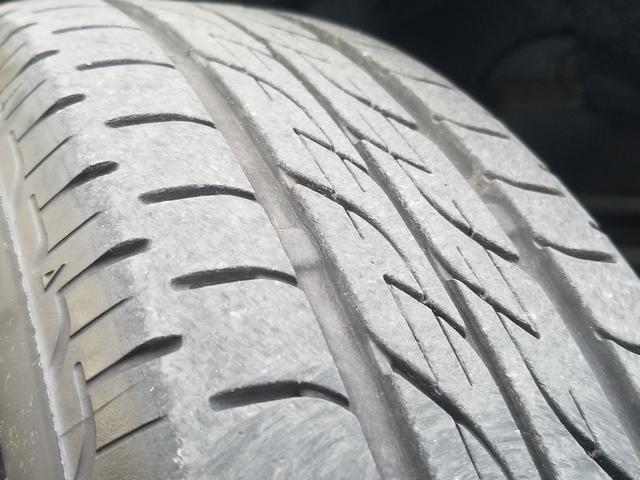 Ｅ　シートヒーター　ナビ　ワンセグ　Ｂｌｕｅｔｏｏｔｈオーディオ　ＥＴＣ　１４インチＡＷ　キーレス　禁煙車　フルフラット　横滑り防止　ＡＢＳ　電格ミラー　ベンチシート　ＣＤ　ＤＶＤ再生