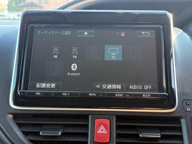 ヴォクシー ハイブリッドＺＳ　煌ＩＩ　衝突軽減　レーンキープ　両側電動　ナビ　フルセグ　Ｂカメラ　Ｂｌｕｅｔｏｏｔｈオーディオ　ＥＴＣ２．０　Ｉストップ　ＬＥＤヘッドライト　１６インチＡＷ　スマキー　記録簿　３列　フルフラット　ＡＢＳ（6枚目）