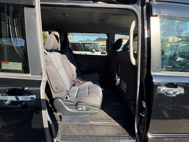 ヴォクシー ハイブリッドＺＳ　煌ＩＩ　衝突軽減　レーンキープ　両側電動　ナビ　フルセグ　Ｂカメラ　Ｂｌｕｅｔｏｏｔｈオーディオ　ＥＴＣ２．０　Ｉストップ　ＬＥＤヘッドライト　１６インチＡＷ　スマキー　記録簿　３列　フルフラット　ＡＢＳ（31枚目）