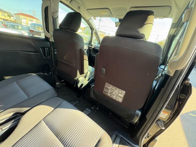 ヴォクシー ハイブリッドＺＳ　煌ＩＩ　衝突軽減　レーンキープ　両側電動　ナビ　フルセグ　Ｂカメラ　Ｂｌｕｅｔｏｏｔｈオーディオ　ＥＴＣ２．０　Ｉストップ　ＬＥＤヘッドライト　１６インチＡＷ　スマキー　記録簿　３列　フルフラット　ＡＢＳ（32枚目）