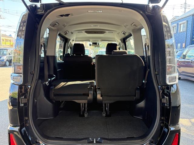 ヴォクシー ハイブリッドＺＳ　煌ＩＩ　衝突軽減　レーンキープ　両側電動　ナビ　フルセグ　Ｂカメラ　Ｂｌｕｅｔｏｏｔｈオーディオ　ＥＴＣ２．０　Ｉストップ　ＬＥＤヘッドライト　１６インチＡＷ　スマキー　記録簿　３列　フルフラット　ＡＢＳ（34枚目）