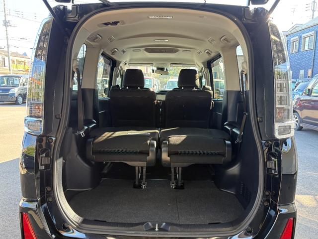 ヴォクシー ハイブリッドＺＳ　煌ＩＩ　衝突軽減　レーンキープ　両側電動　ナビ　フルセグ　Ｂカメラ　Ｂｌｕｅｔｏｏｔｈオーディオ　ＥＴＣ２．０　Ｉストップ　ＬＥＤヘッドライト　１６インチＡＷ　スマキー　記録簿　３列　フルフラット　ＡＢＳ（35枚目）