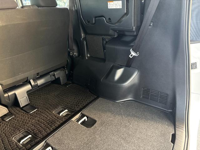 Ｘ　衝突軽減　レーンキープ　片側電動　ナビ　Ｂカメラ　ＥＴＣ　Ｉストップ　ＬＥＤヘッドライト　キーレス　禁煙車　記録簿　３列　フルフラット　ＡＢＳ　オートハイビーム　オートライト　電格ミラー