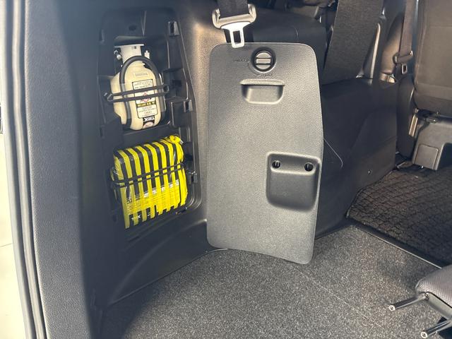 Ｘ　衝突軽減　レーンキープ　片側電動　ナビ　Ｂカメラ　ＥＴＣ　Ｉストップ　ＬＥＤヘッドライト　キーレス　禁煙車　記録簿　３列　フルフラット　ＡＢＳ　オートハイビーム　オートライト　電格ミラー
