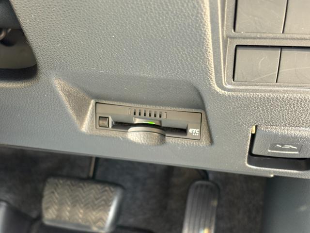 ヤリス Ｘ　４ＷＤ　衝突軽減　レーンキープ　障害物センサー　アダプティブクルーズ　ナビ　Ｂカメラ　Ｂｌｕｅｔｏｏｔｈオーディオ　ＥＴＣ　スマキー　禁煙車　フルフラット　ＡＢＳ　オートハイビーム　オートライト（7枚目）