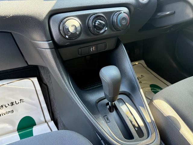 ヤリス Ｘ　４ＷＤ　衝突軽減　レーンキープ　障害物センサー　アダプティブクルーズ　ナビ　Ｂカメラ　Ｂｌｕｅｔｏｏｔｈオーディオ　ＥＴＣ　スマキー　禁煙車　フルフラット　ＡＢＳ　オートハイビーム　オートライト（8枚目）