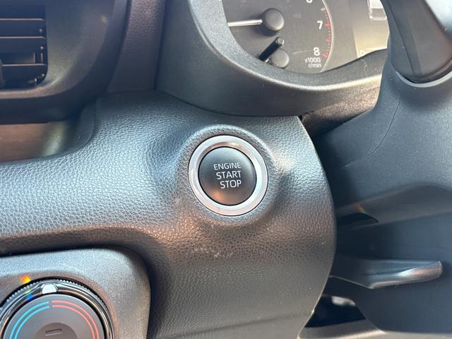 ヤリス Ｘ　４ＷＤ　衝突軽減　レーンキープ　障害物センサー　アダプティブクルーズ　ナビ　Ｂカメラ　Ｂｌｕｅｔｏｏｔｈオーディオ　ＥＴＣ　スマキー　禁煙車　フルフラット　ＡＢＳ　オートハイビーム　オートライト（9枚目）