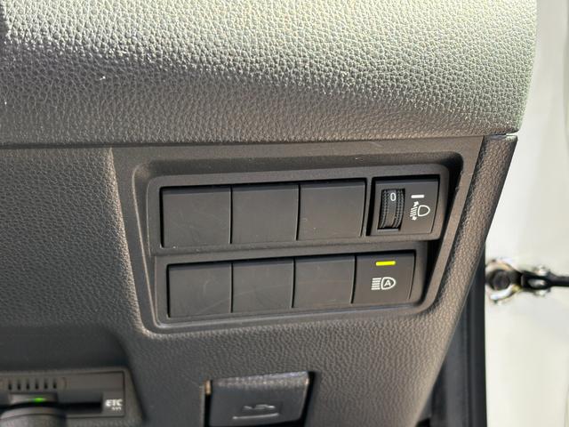 ヤリス Ｘ　４ＷＤ　衝突軽減　レーンキープ　障害物センサー　アダプティブクルーズ　ナビ　Ｂカメラ　Ｂｌｕｅｔｏｏｔｈオーディオ　ＥＴＣ　スマキー　禁煙車　フルフラット　ＡＢＳ　オートハイビーム　オートライト（10枚目）