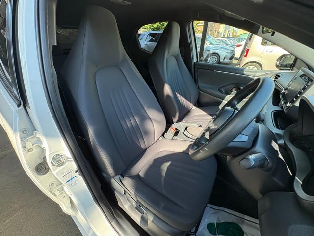 ヤリス Ｘ　４ＷＤ　衝突軽減　レーンキープ　障害物センサー　アダプティブクルーズ　ナビ　Ｂカメラ　Ｂｌｕｅｔｏｏｔｈオーディオ　ＥＴＣ　スマキー　禁煙車　フルフラット　ＡＢＳ　オートハイビーム　オートライト（12枚目）