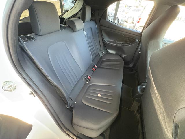 ヤリス Ｘ　４ＷＤ　衝突軽減　レーンキープ　障害物センサー　アダプティブクルーズ　ナビ　Ｂカメラ　Ｂｌｕｅｔｏｏｔｈオーディオ　ＥＴＣ　スマキー　禁煙車　フルフラット　ＡＢＳ　オートハイビーム　オートライト（13枚目）