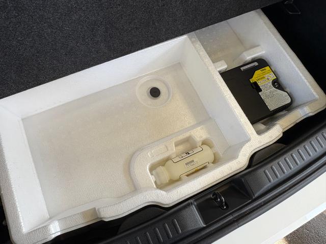 ヤリス Ｘ　４ＷＤ　衝突軽減　レーンキープ　障害物センサー　アダプティブクルーズ　ナビ　Ｂカメラ　Ｂｌｕｅｔｏｏｔｈオーディオ　ＥＴＣ　スマキー　禁煙車　フルフラット　ＡＢＳ　オートハイビーム　オートライト（15枚目）