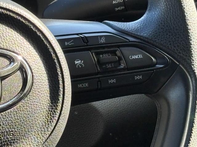 ヤリス Ｘ　４ＷＤ　衝突軽減　レーンキープ　障害物センサー　アダプティブクルーズ　ナビ　Ｂカメラ　Ｂｌｕｅｔｏｏｔｈオーディオ　ＥＴＣ　スマキー　禁煙車　フルフラット　ＡＢＳ　オートハイビーム　オートライト（17枚目）