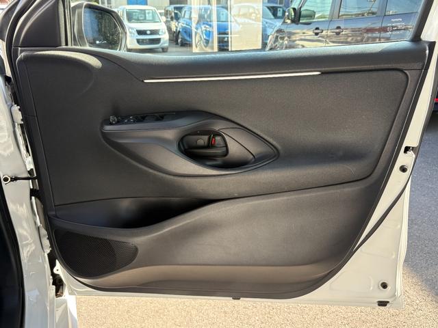 ヤリス Ｘ　４ＷＤ　衝突軽減　レーンキープ　障害物センサー　アダプティブクルーズ　ナビ　Ｂカメラ　Ｂｌｕｅｔｏｏｔｈオーディオ　ＥＴＣ　スマキー　禁煙車　フルフラット　ＡＢＳ　オートハイビーム　オートライト（18枚目）