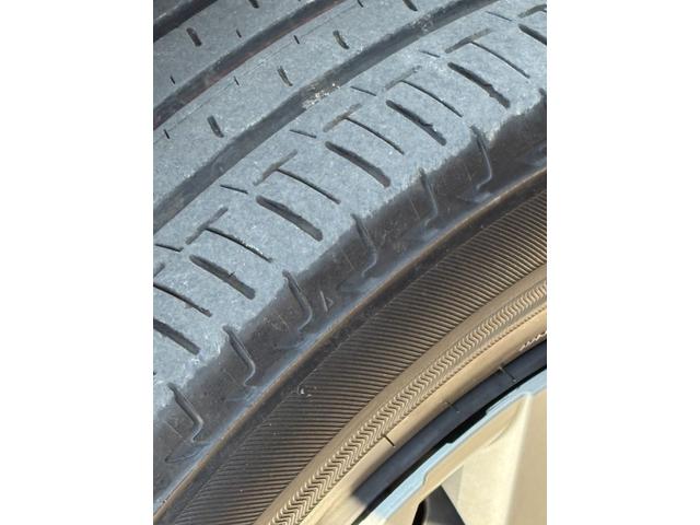 ヤリス Ｘ　４ＷＤ　衝突軽減　レーンキープ　障害物センサー　アダプティブクルーズ　ナビ　Ｂカメラ　Ｂｌｕｅｔｏｏｔｈオーディオ　ＥＴＣ　スマキー　禁煙車　フルフラット　ＡＢＳ　オートハイビーム　オートライト（29枚目）