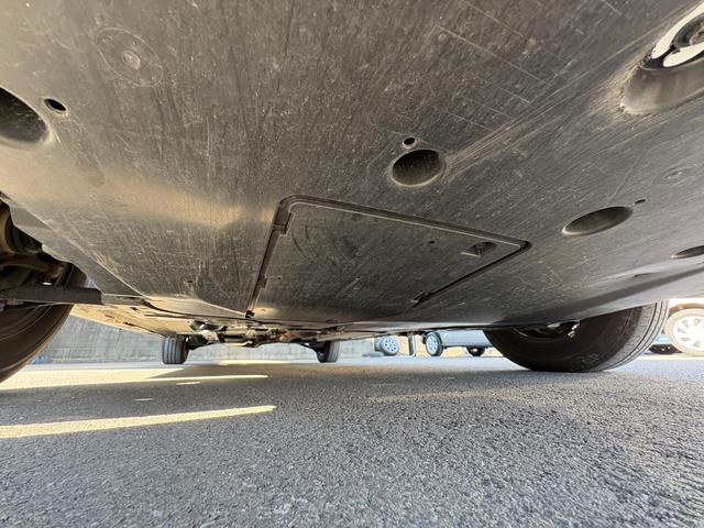 ヤリス Ｘ　４ＷＤ　衝突軽減　レーンキープ　障害物センサー　アダプティブクルーズ　ナビ　Ｂカメラ　Ｂｌｕｅｔｏｏｔｈオーディオ　ＥＴＣ　スマキー　禁煙車　フルフラット　ＡＢＳ　オートハイビーム　オートライト（30枚目）