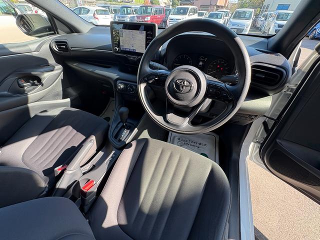 ヤリス Ｘ　４ＷＤ　衝突軽減　レーンキープ　障害物センサー　アダプティブクルーズ　ナビ　Ｂカメラ　Ｂｌｕｅｔｏｏｔｈオーディオ　ＥＴＣ　スマキー　禁煙車　フルフラット　ＡＢＳ　オートハイビーム　オートライト（33枚目）