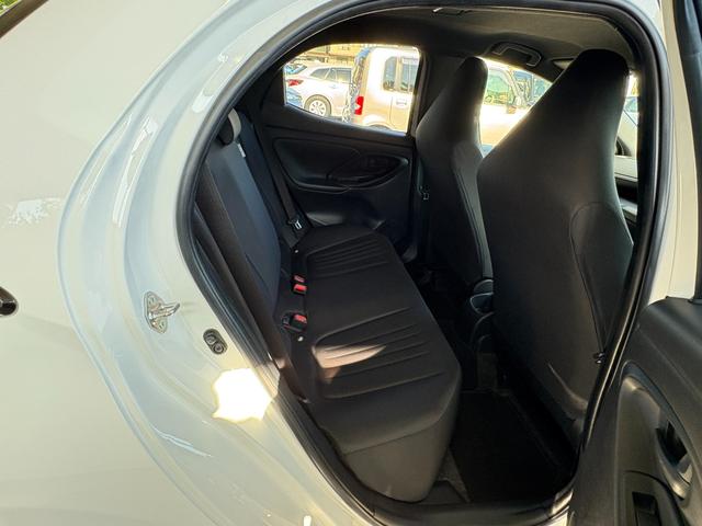 ヤリス Ｘ　４ＷＤ　衝突軽減　レーンキープ　障害物センサー　アダプティブクルーズ　ナビ　Ｂカメラ　Ｂｌｕｅｔｏｏｔｈオーディオ　ＥＴＣ　スマキー　禁煙車　フルフラット　ＡＢＳ　オートハイビーム　オートライト（34枚目）