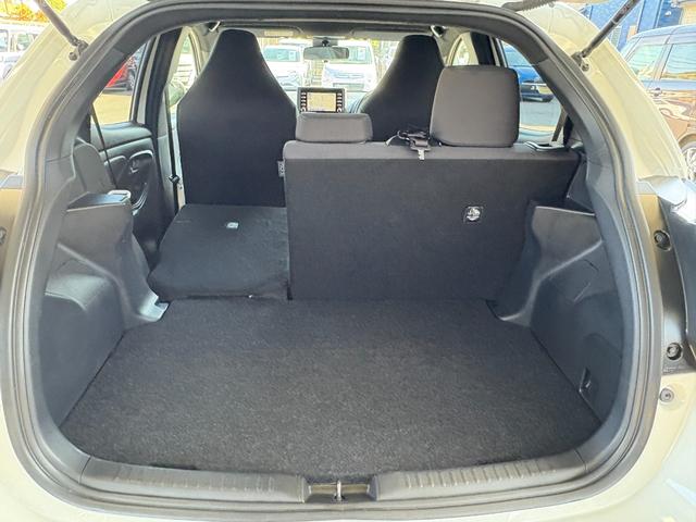 ヤリス Ｘ　４ＷＤ　衝突軽減　レーンキープ　障害物センサー　アダプティブクルーズ　ナビ　Ｂカメラ　Ｂｌｕｅｔｏｏｔｈオーディオ　ＥＴＣ　スマキー　禁煙車　フルフラット　ＡＢＳ　オートハイビーム　オートライト（36枚目）