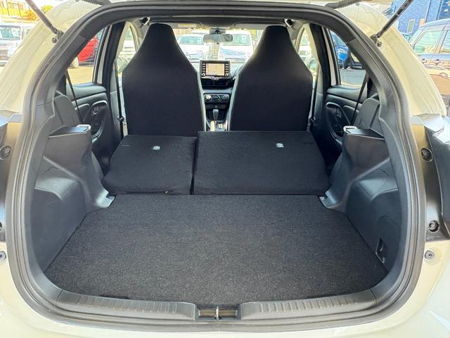 ヤリス Ｘ　４ＷＤ　衝突軽減　レーンキープ　障害物センサー　アダプティブクルーズ　ナビ　Ｂカメラ　Ｂｌｕｅｔｏｏｔｈオーディオ　ＥＴＣ　スマキー　禁煙車　フルフラット　ＡＢＳ　オートハイビーム　オートライト（37枚目）