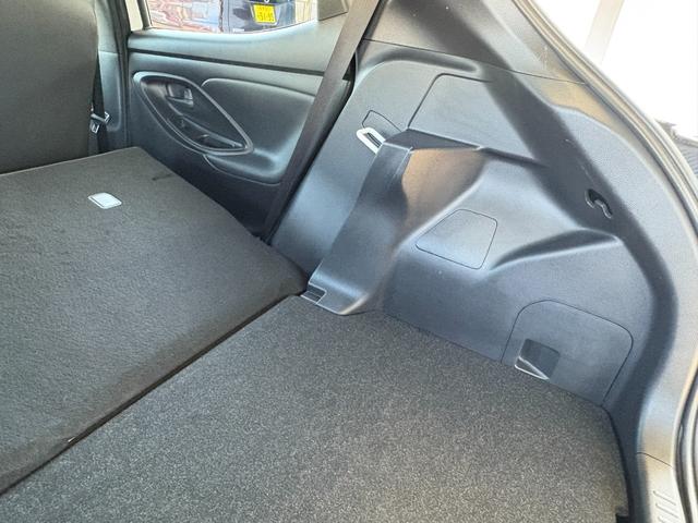 ヤリス Ｘ　４ＷＤ　衝突軽減　レーンキープ　障害物センサー　アダプティブクルーズ　ナビ　Ｂカメラ　Ｂｌｕｅｔｏｏｔｈオーディオ　ＥＴＣ　スマキー　禁煙車　フルフラット　ＡＢＳ　オートハイビーム　オートライト（39枚目）