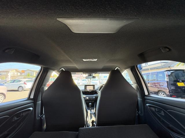 ヤリス Ｘ　４ＷＤ　衝突軽減　レーンキープ　障害物センサー　アダプティブクルーズ　ナビ　Ｂカメラ　Ｂｌｕｅｔｏｏｔｈオーディオ　ＥＴＣ　スマキー　禁煙車　フルフラット　ＡＢＳ　オートハイビーム　オートライト（40枚目）