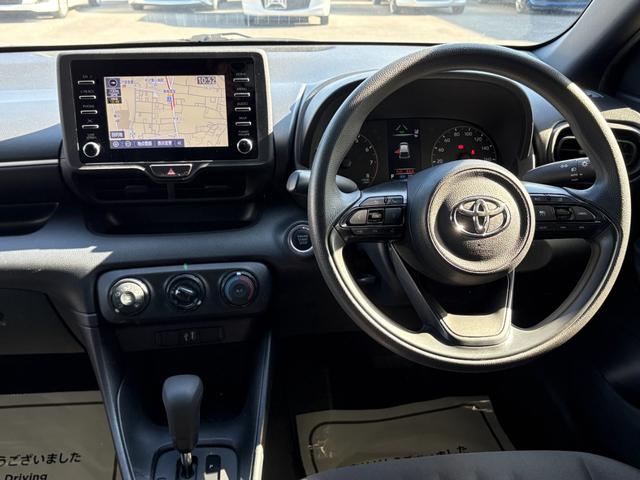 ヤリス Ｘ　４ＷＤ　衝突軽減　レーンキープ　障害物センサー　アダプティブクルーズ　ナビ　Ｂカメラ　Ｂｌｕｅｔｏｏｔｈオーディオ　ＥＴＣ　スマキー　禁煙車　フルフラット　ＡＢＳ　オートハイビーム　オートライト（41枚目）