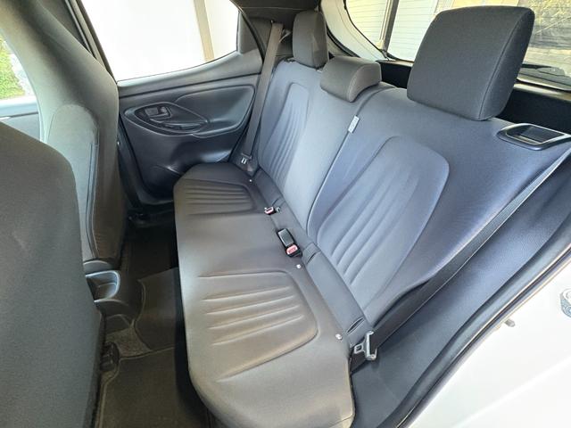 ヤリス Ｘ　４ＷＤ　衝突軽減　レーンキープ　障害物センサー　アダプティブクルーズ　ナビ　Ｂカメラ　Ｂｌｕｅｔｏｏｔｈオーディオ　ＥＴＣ　スマキー　禁煙車　フルフラット　ＡＢＳ　オートハイビーム　オートライト（49枚目）